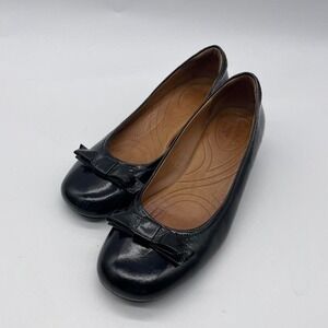 Clarks women's black patent leather shoes low block heel and bow detail,size 6 M